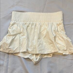 Free people Get Your Flirt On Women's White Ruffled Shorts size XS- NWOT